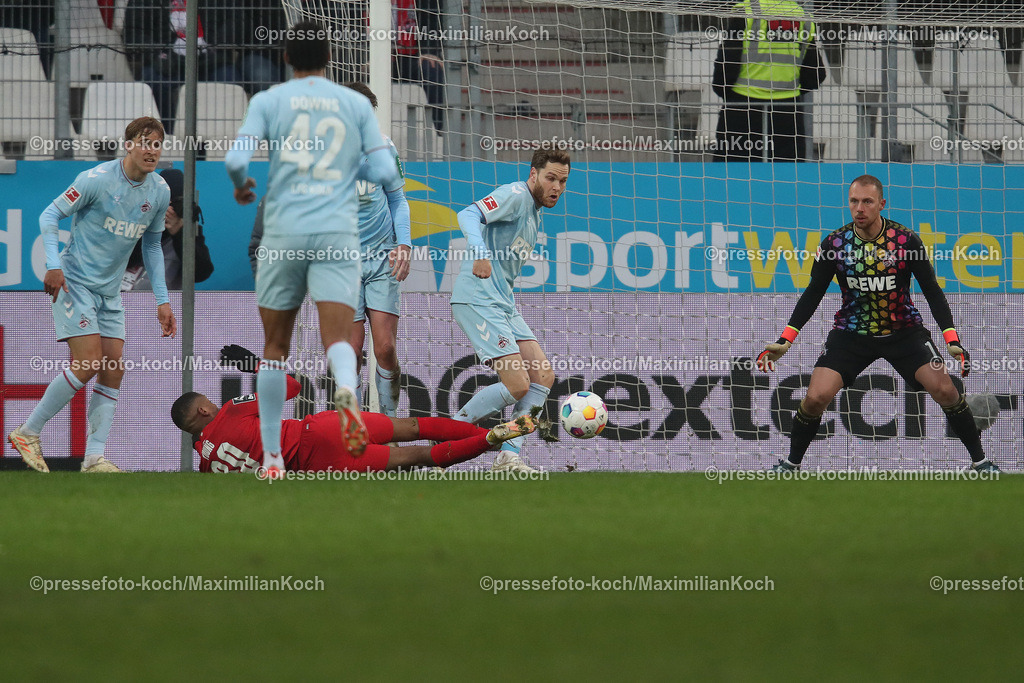 RWE06012401045 | 06.01.2024, Essen, Fußball, Herren, Stadion an der Hafenstraße, Testspiel, Rot-Weiss Essen – 1. FC Köln:  Isaiah Young (Rot-Weiss Essen) schießt den Ball auf das Tor von Torhüter Marvin Schwäbe (1.FC Köln). 
DFB regulations prohibit any use of photographs as image sequences and or quasi-video.