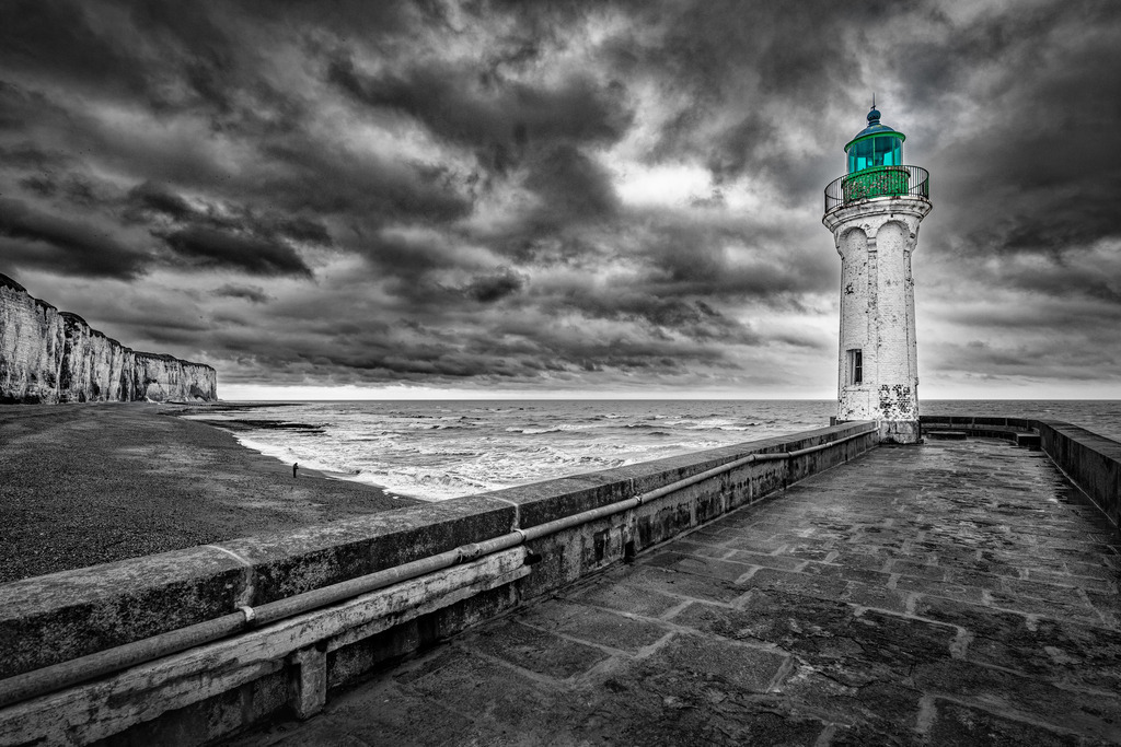 Phare de Saint-Valery-en-Caux | Der Leuchtturm von Saint-Valery-en-Caux (Seine-Maritime, Frankreich) ist ein weißer zylindrischer Turm mit einer grünen Laterne auf einer Galerie am Ende des Westpiers. Er wurde 1882 erbaut und 1914 umgebaut.
-----------------------------------------------------------------
The Saint-Valery-en-Caux lighthouse (Seine-Maritime, France) is a white cylindrical tower with a green lantern on a gallery at the end of the west pier. It was built in 1882 and remodeled in 1914.
-----------------------------------------------------------------
Dieser Druck ist in einer limitierten Auflage von 5 Exemplaren erhältlich. 
This print is available in a limited edition of 5 copies. 
http://art.hess.photography/ - Realisiert mit Pictrs.com