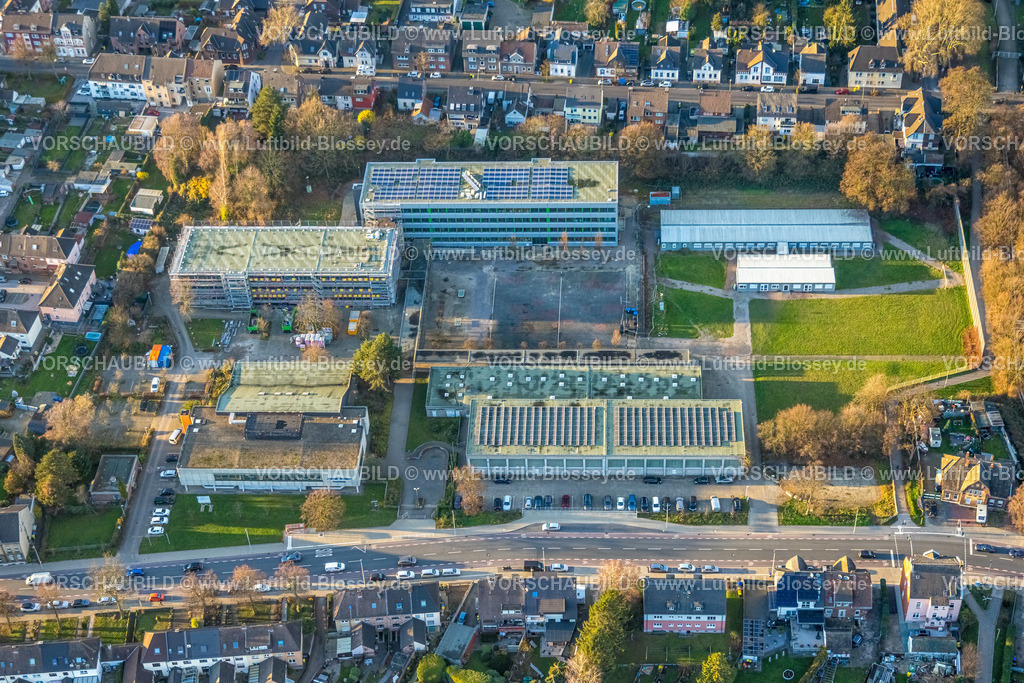 Bottrop251204403 | Luftbild, Gebäudekomplex Janusz-Korczak-Gesamtschule mit Solardach, Baustelle mit Baugerüst, Nord-Ost, Bottrop, Ruhrgebiet, Nordrhein-Westfalen, Deutschland