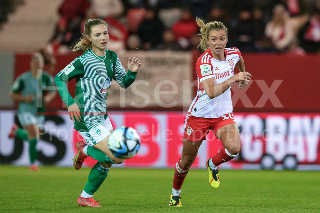 Fussball, Google Pixel Frauen-Bundesliga, FC Bayern München - SV Werder Bremen | v.li.: Michelle Weiß (SV Werder Bremen, 8) und Linda Dallmann (FC Bayern München, 10) im Zweikampf, Duell, Dynamik, Aktion, Action, Spielszene, DIE DFB-RICHTLINIEN UNTERSAGEN JEGLICHE NUTZUNG VON FOTOS ALS SEQUENZBILDER UND/ODER VIDEOÄHNLICHE FOTOSTRECKEN. DFB REGULATIONS PROHIBIT ANY USE OF PHOTOGRAPHS AS IMAGE SEQUENCES AND/OR QUASI-VIDEO.