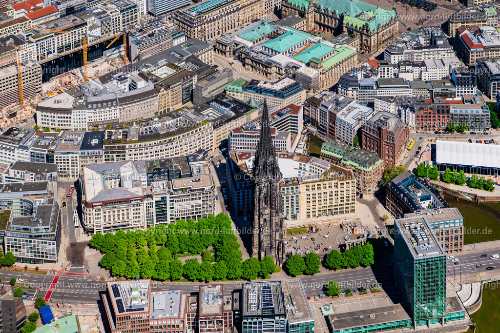 Hamburg_St_Nikolai_Kirche_Mahnmal_ELS_5191010525 | HAMBURG 01.05.2025 Ruine des Kirchengebäude des Mahnmals St. Nikolai im Ortsteil Altstadt in Hamburg, Deutschland. // Ruin of the church building of the St. Nikolai memorial in the Altstadt district in Hamburg, Germany. Foto: Martin Elsen