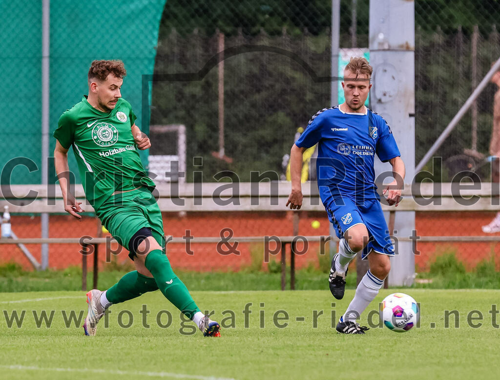2023-08-04_051_FC_Forstern_gegen_FC_Langengeisling_II | Forstern, Deutschland, 04.08.2023:
Fußball, Kreisklasse 2023 / 2024, 1. Spieltag, FC Forstern gegen FC Langengeisling II, Endergebnis: 2:1

Alexander Huber (FC Forstern, #10), Thomas Hinterwimmer (FC Langengeisling, #7)

Foto: Christian Riedel / fotografie-riedel.net