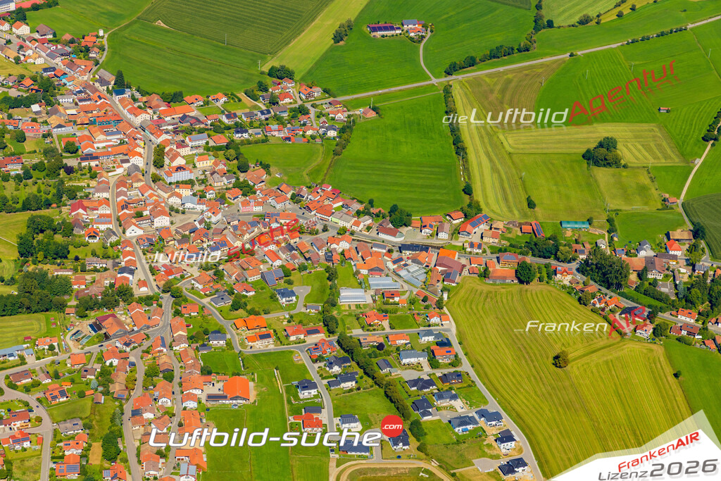 Luftaufnahme von Neukirchen beim Heiligen Blut - Die Luftaufnahme wurde 2025 vom UL-Flugzeug heraus erstellt ( keine Drohne ) - Hochauflösende Luftaufnahme - für professionelle Ausdrucke geeignet. Die Geschenkidee !Mit Lizenz und Bildrechte bestellbar