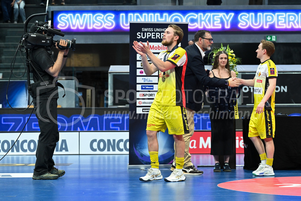 Zug United - HC Rychenberg - 25. April 2026 | Oskar Weissbach (#6 HC Rychenberg Winterthur) dankt den Fans am L-UPL Superfinal-Spiel zwischen Zug United und HC Rychenberg am 25. April 2026 in der BCF Arena, Fribourg, Schweiz.Bild: Sportfotografie Markus Aeschimann | www.markus-aeschimann.ch - Realisiert mit Pictrs.com