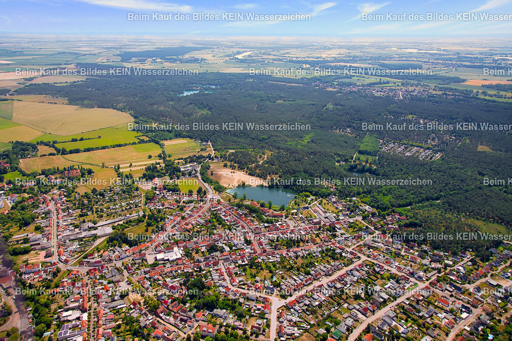 Gommern-Kulksee-Luftbild-Sachsen-Anhalt_8320 | Gommern aus der Vogelperspektive: Die beiden Luftaufnahmen zeigen die Stadt Gommern und ihre Umgebung aus der Luft. Die Aufnahmen vermitteln einen Überblick über die gewachsene Stadtstruktur und die Landschaft rund um Gommern.

Die Aufnahmen sind Teil des Mitteldeutschen Bildarchivs von Luftbildfotograf Steffen Lehmann. - Realisiert mit Pictrs.com