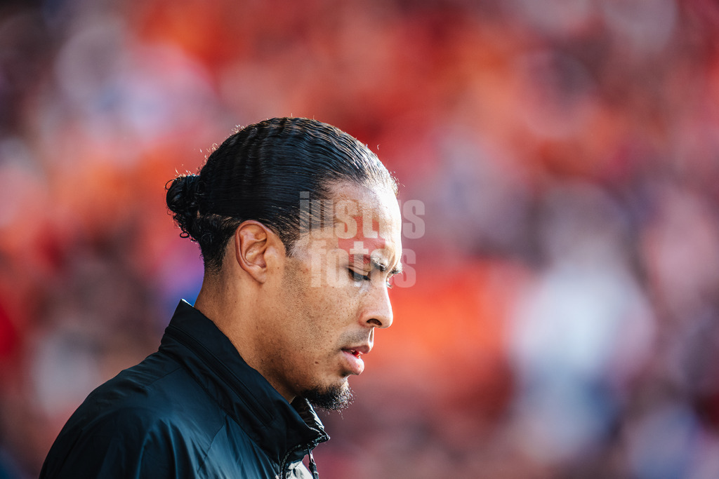 Fußball | Herren | UEFA-Fußball-Europameisterschaft 2024 | Gruppe D | Niederlande vs. Österreich | 25.06.2024 | Virgil van Dijk (#4, Niederlande) beim Einlauf in das Stadion