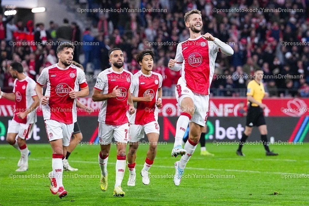 xYDRx02112501011 | 02.11.2025, xydrx, Fußball, 3.Liga, Rot-Weiss Essen - 1.FC Schweinfurt 05, Saison 2025 2026, Stadion an der Hafenstraße: Torjubel nach dem Tor zum 1:0 für Rot-Weiss Essen durch Torschütze Torben Muesel (Rot-Weiss Essen #26) zusammen mit xxx und xxx   DFB regulations prohibit any use of photographs as image sequences and or quasi-video.