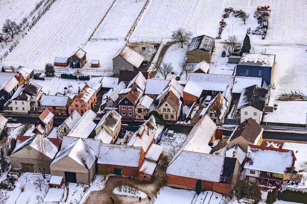 Luftbild: Hauptstraße im Winter im Schnee in Hergersweiler im Bundesland Rheinland-Pfalz in Deutschland. Foto: IMG_23713.jpg vom 16.01.2010 durch Werner Riehm/FLY-FOTO.de