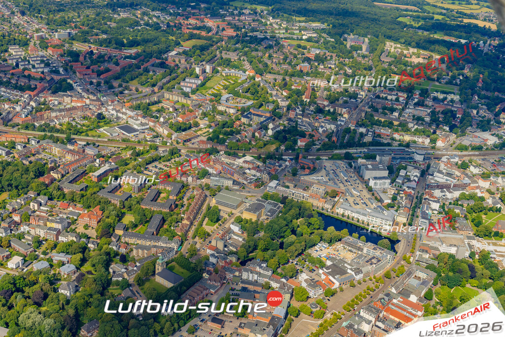 Stadt Neumünster von Oben- Die Luftaufnahme wurde 2025 vom UL-Flugzeug heraus erstellt ( keine Drohnenaufnahme ) - Hochauflösende Luftaufnahme - für Wandbilder und großformatige Ausdrucke geeignet. Das besondere Geschenk!Hier alle&nbsp;Infos zur Lizenzierung der LuftaufnahmeWir fliegen auch dieses Jahr wieder in Ihre Region um Luftbilder zu erstellen.- Luftbild anfragen