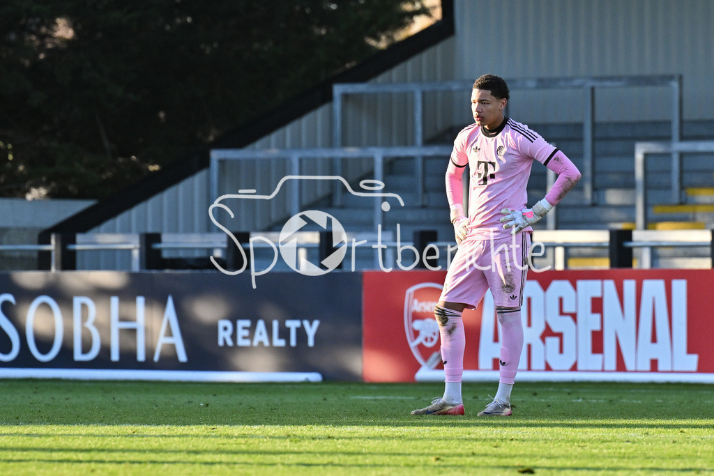 Arsenal London U19 - FC Bayern München U19 | BOREHAMWOOD, ENGLAND - 26. NOVEMBER: Im Bild Leonard PRESCOTT (FC Bayern München U19 1) / Einzelfoto / Freisteller beim Ligaspiel zwischen der U19 von Arsenal London und der U19 des FC Bayern München am 5. Spieltag der UEFA Youth League im Meadow Park am 26.11.2025