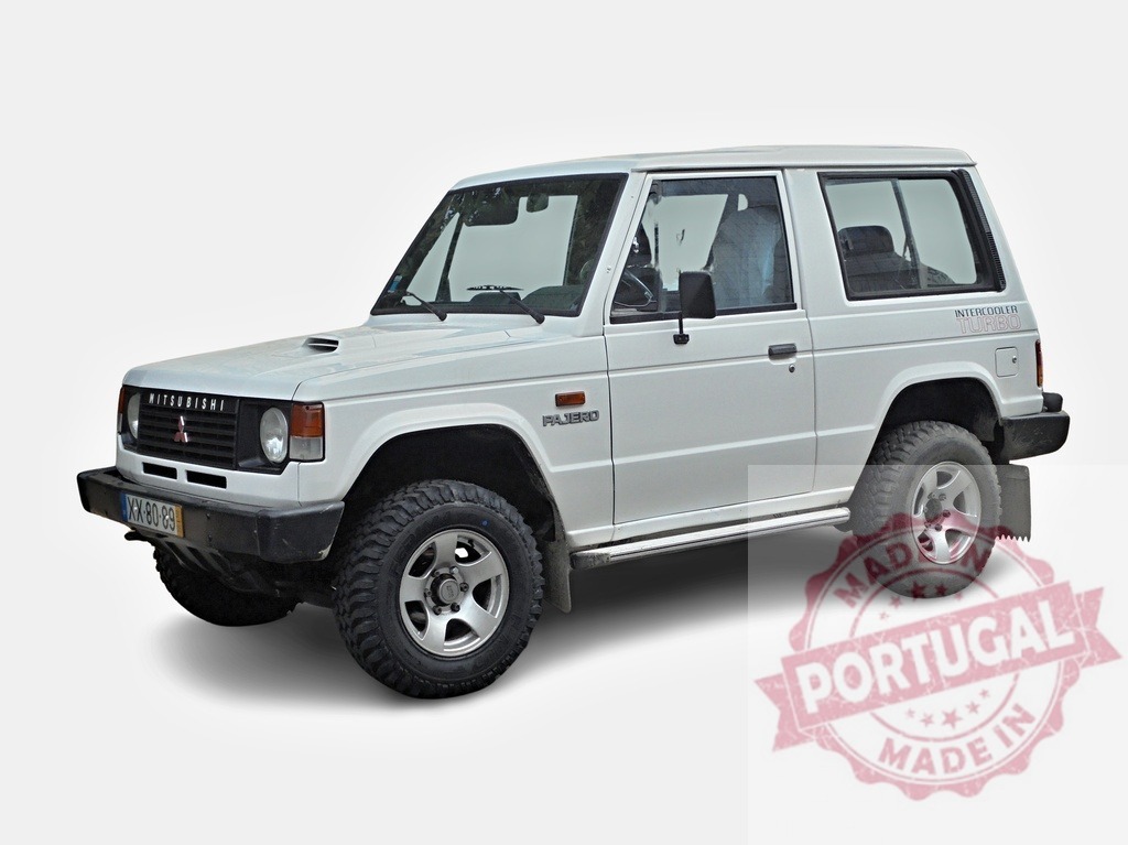 White Mitsubishi Pajero 4x4 standing still on white background | White Mitsubishi Pajero 4x4 standing still on white background with no people around - Realisiert mit Pictrs.com