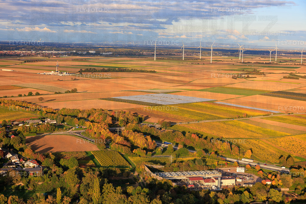 Geothermiekraftwerk Insheim zur Lithiumgewinnung durch die Vulcan Energy GmbH im Hintergrund Rig V20 der Vercana GmbH und der Windpark Offenbach https://v-er.eu/de/ https://v-er.eu/de/bohrungen/ | Luftbild: Geothermiekraftwerk Insheim zur Lithiumgewinnung durch die Vulcan Energy GmbH im Hintergrund Rig V20 der Vercana GmbH und der Windpark Offenbach https://v-er.eu/de/ https://v-er.eu/de/bohrungen/ in Insheim im Bundesland Rheinland-Pfalz in Deutschland. Foto: IMG_150264.jpg vom 15.10.2025 durch Werner Riehm/FLY-FOTO.de - Realisiert mit Pictrs.com