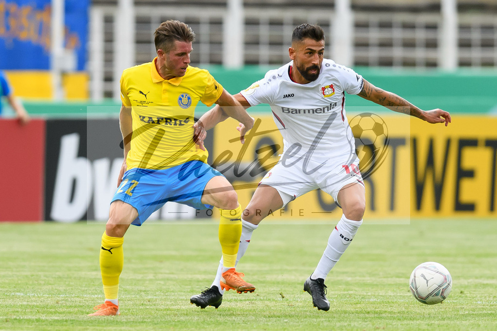 LLELEV20210807_181 | Fussball, Herren: Maik Salewski (1. FC Lokomotive Leipzig) und Kerem Demirbay (Bayer 04 Leverkusen) im Zweikampf beim Spiel der 1. Runde im DFB-Pokal zwischen 1. FC Lokomotive Leipzig und Bayer 04 Leverkusen im Bruno-Plache-Stadion am 07.08.2021 in Leipzig, Deutschland.DFB / DFL REGULATIONS PROHIBIT ANY USE OF PHOTOGRAPHS AS IMAGE SEQUENCES AND/OR QUASI-VIDEO. - Realisiert mit Pictrs.com