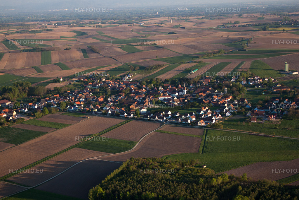 Vue aérienne: Vue de la ville à Schleithal dans le département Bas Rhin, France – .Photo: IMG_64416.jpg prise le 17/04/2014 par Werner Riehm/FLY-FOTO.eu – Résolution de l'original: 4752 x 3168 px