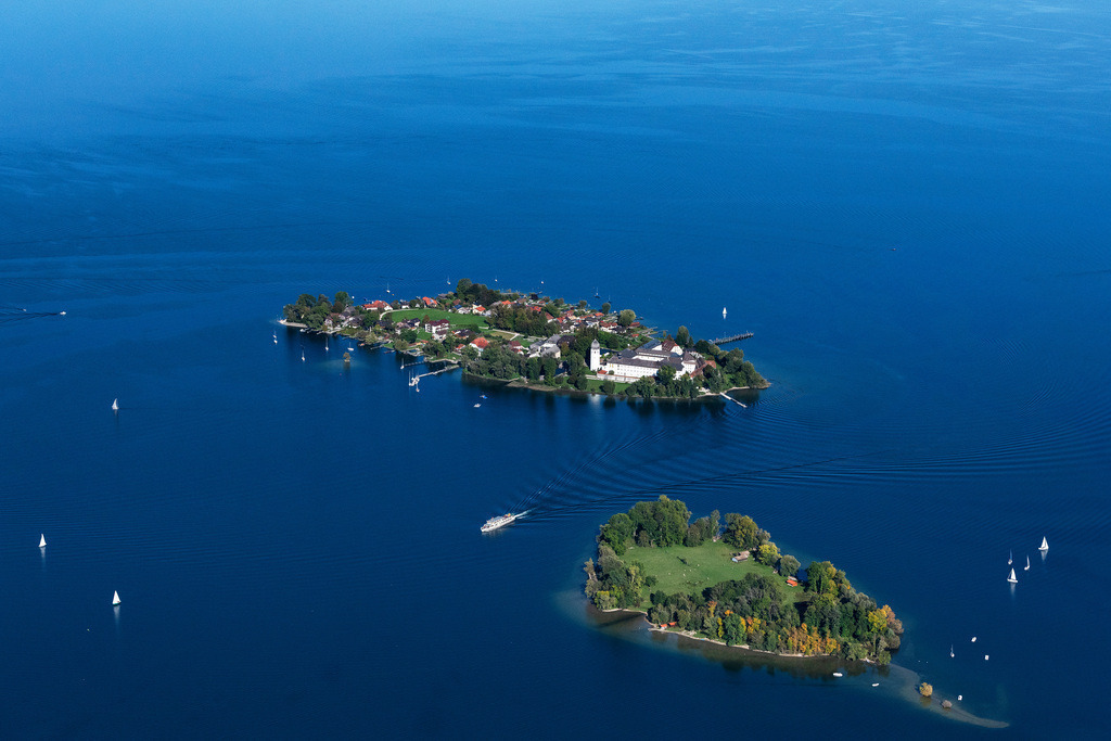 dr__0093767.jpg | CHIEMSEE 01.10.2021 Fraueninsel und Krautinsel in Chiemsee im Bundesland Bayern, Deutschland mit der Abtei der Benediktinerinnen Frauenwörth. // Fraueninsel in the Chiemsee in the state of Bavaria, Germany with the abbey of the Benedictine women Frauenwoerth. Foto: Daniel Reiter