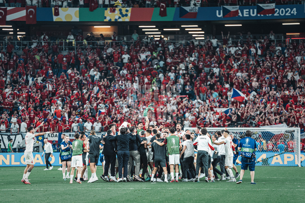 Fußball | Herren | UEFA-Fußball-Europameisterschaft 2024 | Gruppe F | Tschechien vs. Türkei | 26.06.2024 | Die Mannschaft der Türkei feiert den Sieg im Mittelkreis