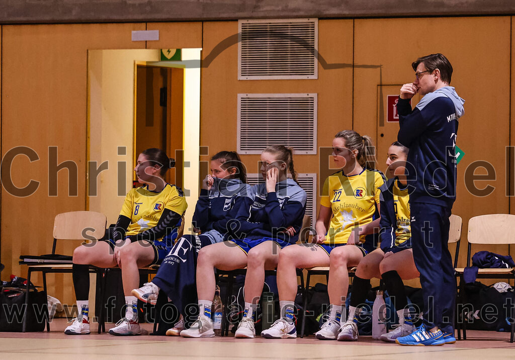 2025-02-15_060_SpVgg_Altenerding_gegen_MTV_Pfaffenhofen | Erding, Deutschland, 15.02.2025:Handball, Bezirksoberliga Frauen Altbayern 2024 / 2024, 14. Spieltag, SpVgg Altenerding gegen MTV Pfaffenhofen, Endergebnis: 27:23Katharina Englisch (MTV Pfaffenhofen, #8), Daniela Reiher (MTV Pfaffenhofen, #22), Mirco Hollstein (MTV Pfaffenhofen, #)Foto: Christian Riedel / fotografie-riedel.net