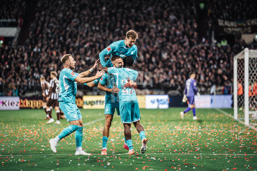Fußball | Männer | Saison 2025/2026  | Fußball-Bundesliga | 07. Spieltag | FC St. Pauli vs. TSG Hoffenheim | 19.10.2025 | v.l. Vladimir Coufal (#34, TSG Hoffenheim), Fisnik Asllani (#11, TSG Hoffenheim), Tim Lemperle (#19, TSG Hoffenheim) und Bazoumana Toure (#29, TSG Hoffenheim) beim Torjubel