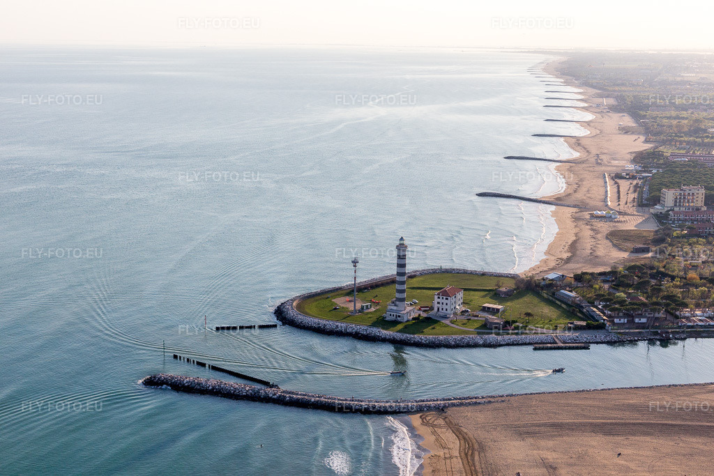 Vue aérienne: Leuchtturm als historisches Seefahrtszeichen im Küstenbereich der Adria à Lido di Jesolo dans le département Vénétie, Italie – .Photo: IMG_098209.jpg prise le 03/04/2017 par Werner Riehm/FLY-FOTO.eu – Résolution de l'original: 5472 x 3648 px