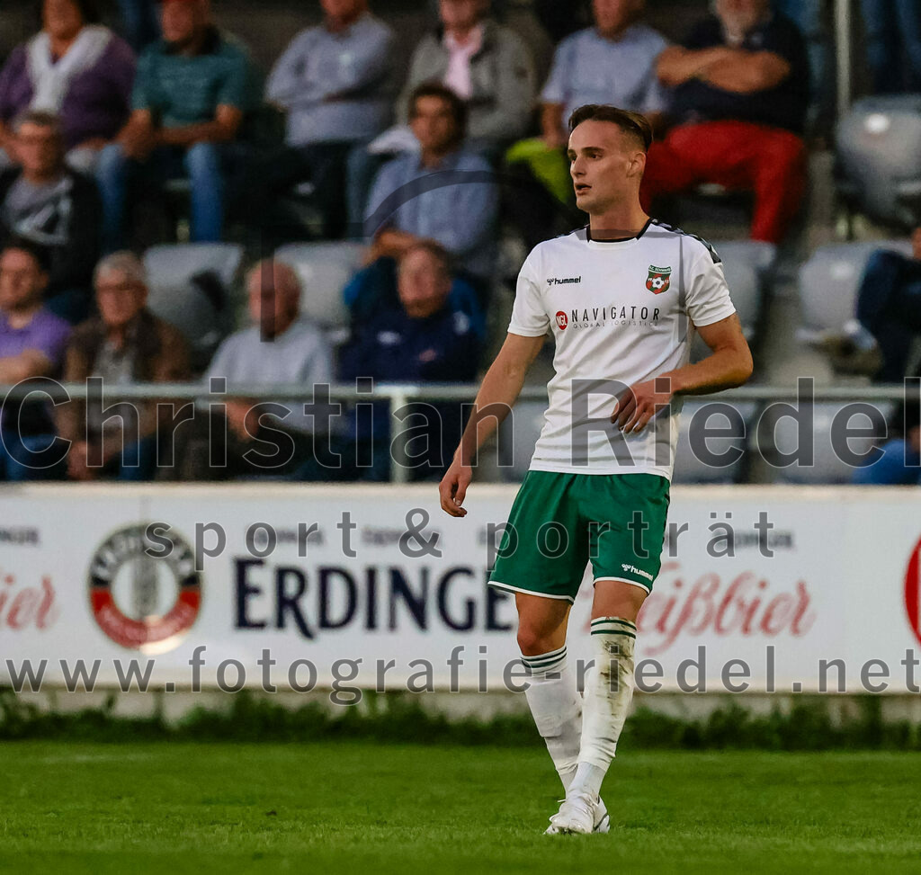 2023-09-01_100_FC_Schwaig_gegen_TSV_Gruenwald | Oberding, Deutschland, 01.09.2023:
Fußball, Landesliga Südost 2023 / 2024, 9. Spieltag, FC Schwaig gegen TSV Grünwald, Endergebnis: 3:1

Leon Roth (FC Schwaig, #21)

Foto: Christian Riedel / fotografie-riedel.net