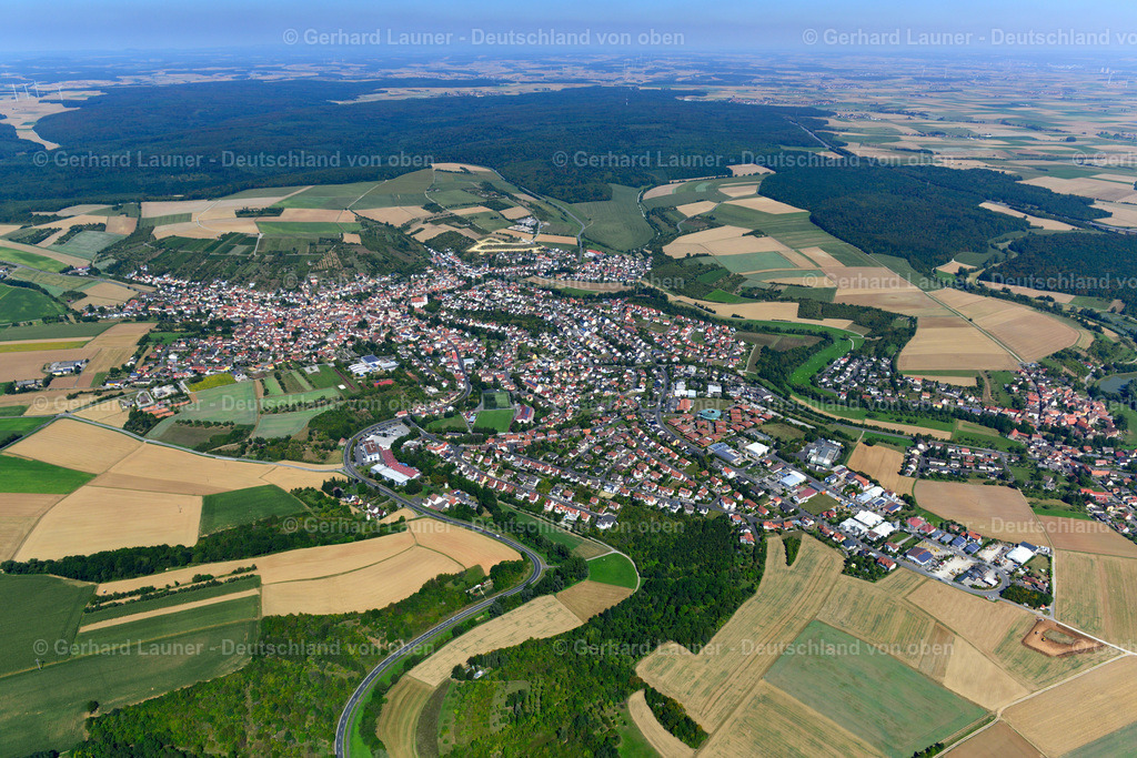 3650091 | RIMPAR 31.08.2016 Stadtgebiet mit Außenbezirken und Innenstadtbereich am Rand von landwirtschaftlichen Feldern und Ackerflächen in Rimpar im Bundesland Bayern, Deutschland // Urban area with outskirts and inner city area on the edge of agricultural fields and arable land in Rimpar in the state Bavaria, Germany Foto: Gerhard Launer