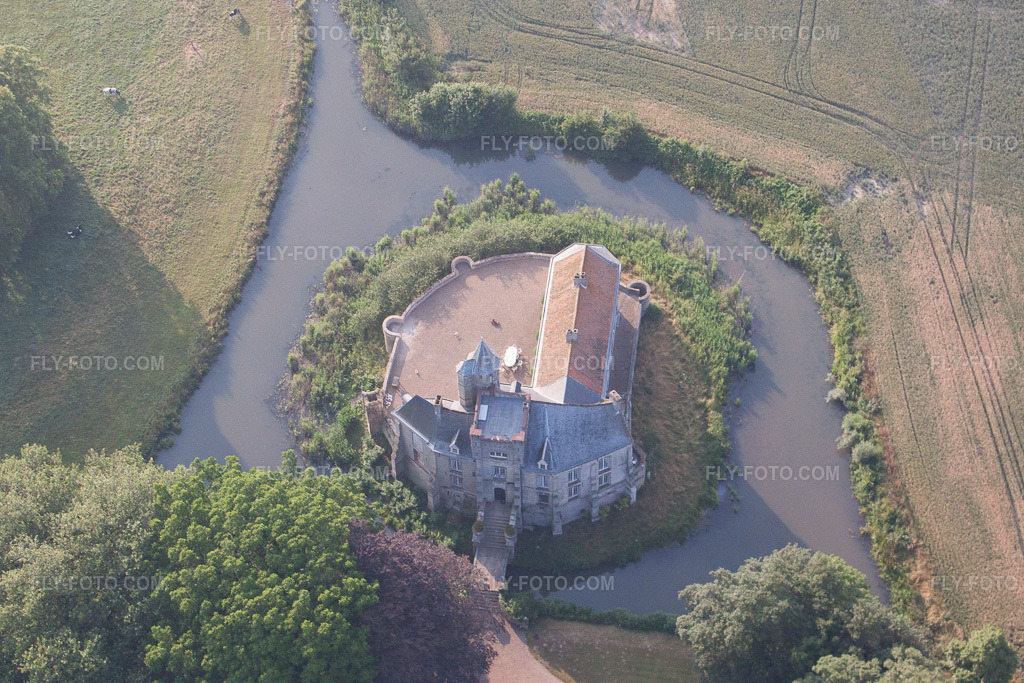 Aerial view: Buildings and castle park facilities of the moated castle of Tilques in Tilques in the state Pas de Calais, France. – Photo: IMG_58916.jpg taken on 07/22/2013 by Werner Riehm/FLY-FOTO.com – Resolution of the original: 3645 x 2430 px