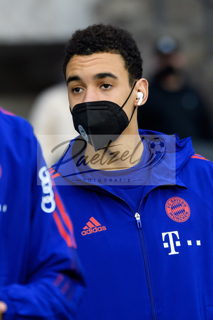 BSCFCB20220123_034 | Fussball, Herren: Jamal Musiala (FC Bayern Muenchen) schaut bei dem Spiel der 1. Bundesliga zwischen Hertha BSC und FC Bayern Muenchen im Olypiastadion am 23.01.2022 in Berlin, Deutschland.DFB / DFL REGULATIONS PROHIBIT ANY USE OF PHOTOGRAPHS AS IMAGE SEQUENCES AND/OR QUASI-VIDEO. - Realisiert mit Pictrs.com