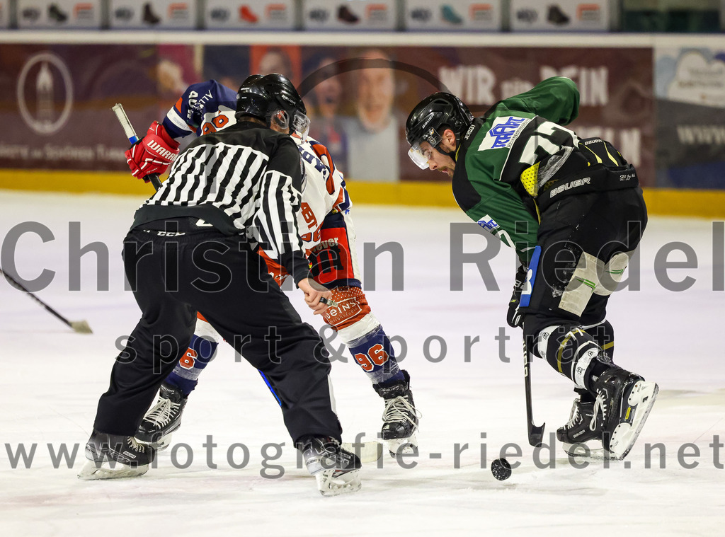 2023-03-07_097_TSV_Erding_gegen_ESC_Kempten | Erding, Deutschland, 07.03.2023:
Eishockey, Bayernliga Playoffs 2022 / 2023, Viertelfinale, TSV Erding gegen ESC Kempten, Endergebnis: 9:3

Eric Nadeau (ESC Kempten, #96), Philipp Michl (Erding Gladiators, #77)

Foto: Christian Riedel / fotografie-riedel.net