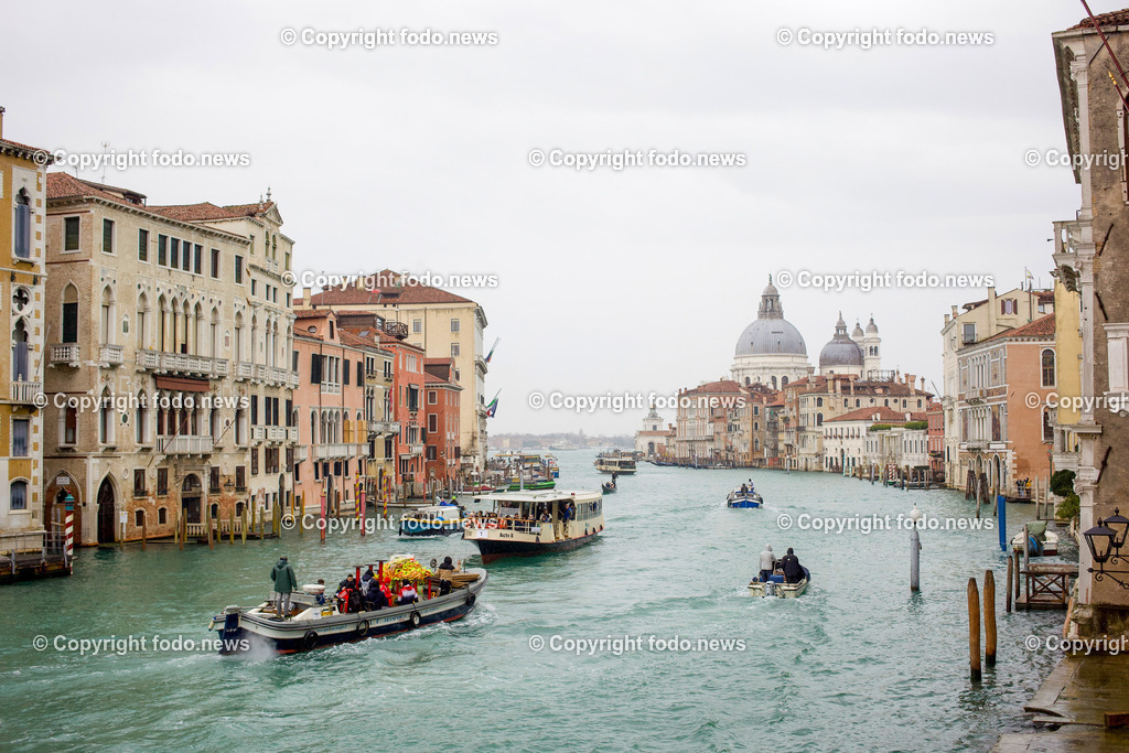 Italien_ Venedig_ 16.02.2024-14 | 16.02.2024, Italien, ITA, Venetien, Venedig, im Bild Venedig, Stadtansichten, Touristen, Reisefeature, venezianisch, Reise, Venedig, Venezia, Venetien, Stadtansicht, Campanile, Canale Grande, Markusplatz, Markuskirche, Touristen, Gondel, Gondolere, Faehre, Motorboot, Wassertaxi, Vaporetto, Adria, Lagune, Pfahlbauten, Bruecke, Rialtobruecke, La Gondola, Dogenpalast, Italien, Hochwasser, Creativ, Kreativ