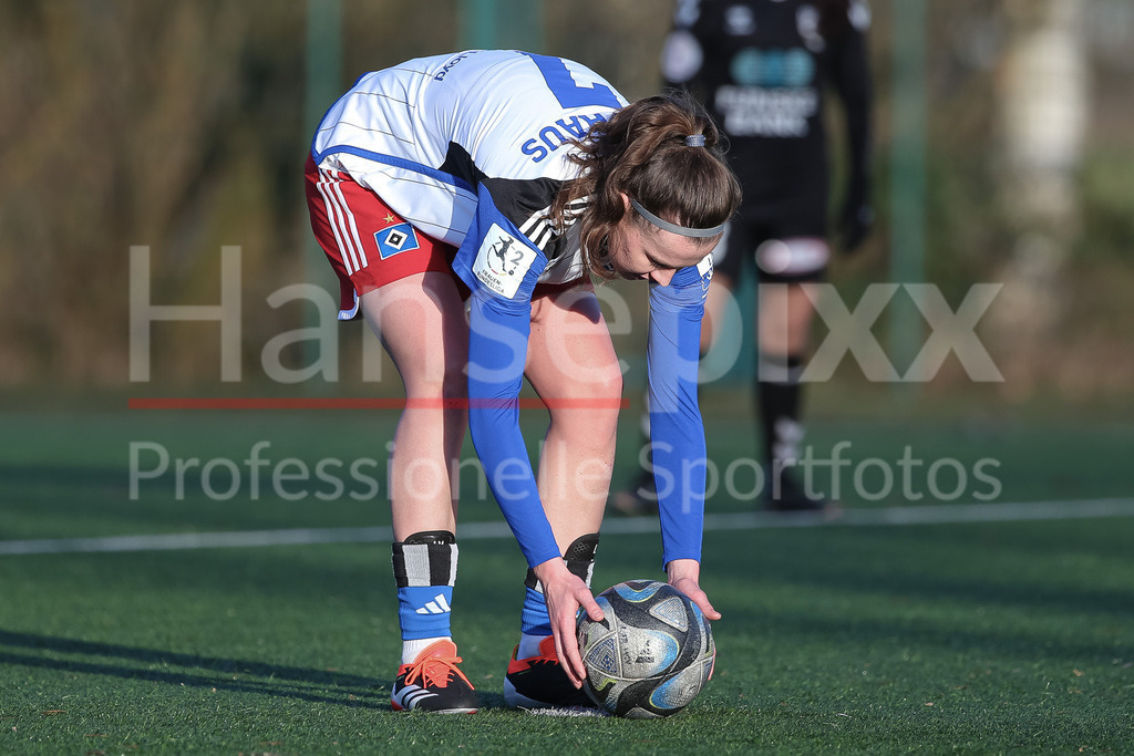 Fussball, Testspiel Frauen, Hamburger SV - Kolding IF | v.li.: Larissa Mühlhaus (Hamburger SV, 7) legt sich den Ball zum Elfmeter, Strafstoß zurecht