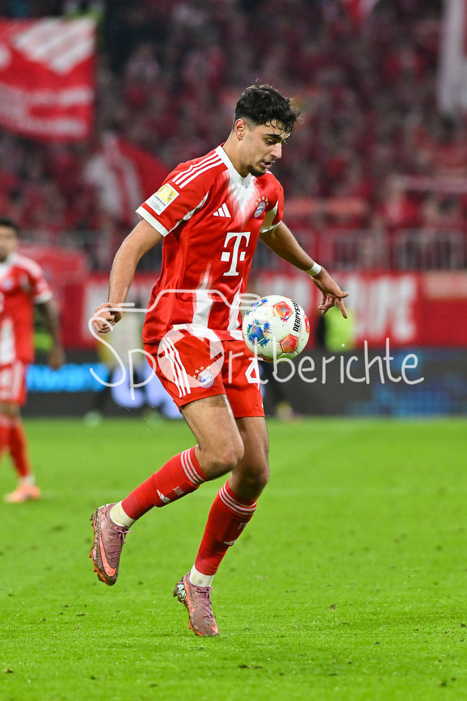 FC Bayern München - Borussia Dortmund | MUNICH, GERMANY - with ball Aleksandar PAVLOVIC (FC Bayern Munich 45) during the bundesliga match between FC Bayern Munich vs. Borussia Dortmund on matchday 7 at Allianz Arena on October 18, 2025 in Munich, Germany / DFL REGULATIONS PROHIBIT ANY USE OF PHOTOGRAPHS AS IMAGE SEQUENCES AND/OR QUASI-VIDEO