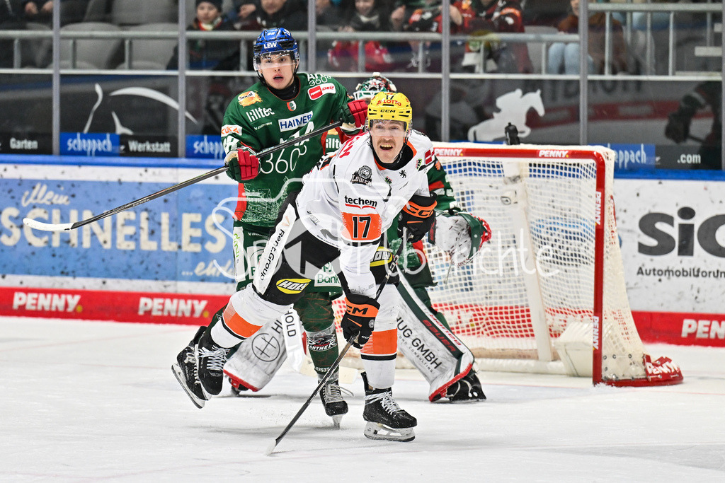 Augsburger Panther - Löwen Frankfurt | AUGSBURG, GERMANY - 16. JANUARY: im Duell Fabrizio PILU (Augsburger Panther 68) und Carter ROWNEY (Löwen Frankfurt 17) vor Michael GARTEIG (Augsburger Panther 34 während dem Match zwischen den Augsburger Panthern und den Löwen Frankfurt am 40. Spieltag der penny DEL im Curt Frenzel Stadion