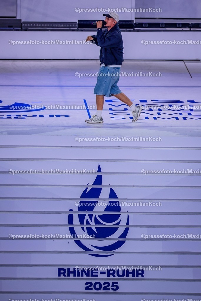 FISU16072501035 | 16.07.2025, Duisburg, FISU World University Games Summer, Rhine-Ruhr 2025, Opening Ceremony, Schauinsland-Reisen-Arena: Die Band um Sänger Montez performt bei der Eröffnungsfeier. Sänger Musik Konzert Musiker Musikkonzert Musikeinlage 