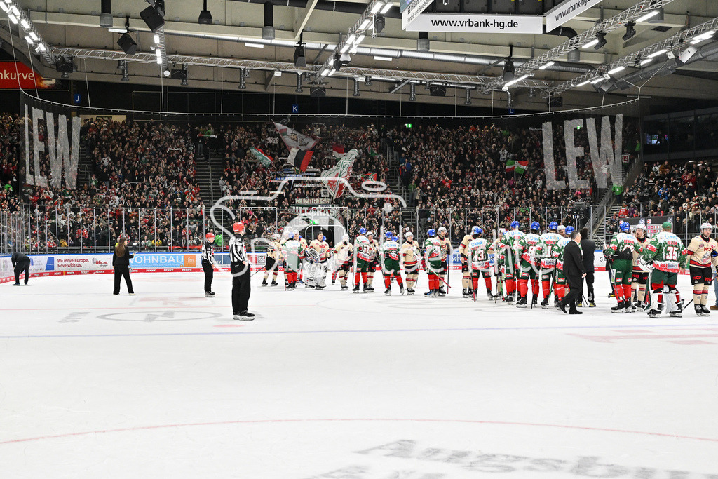 Augsburger Panther - Nürnberg Ice Tigers | Freude bei den Hausherren nach dem Heimsieg gegen Nuernberg / DEL: Augsburger Panther - Nuernberg Ice Tigers, Curt Frenzel Stadion am 06.12.2024