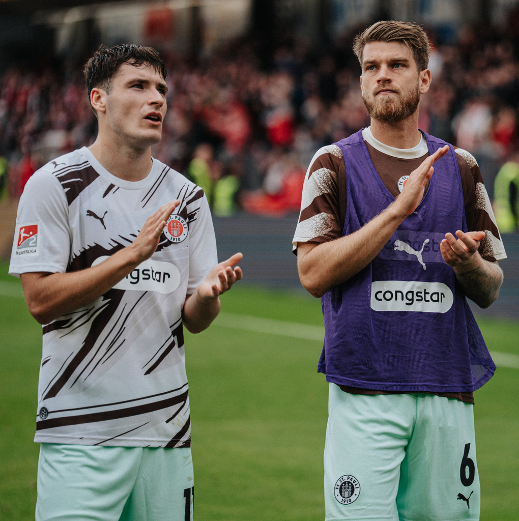 FCSP_YD-03571 | Der offizielle Shop für FC St. Pauli Fotos. Wähle aus Spielszenen & Fanmomenten dein FCSP Wunschformat. Wir liefern Millerntor-Atmosphäre.