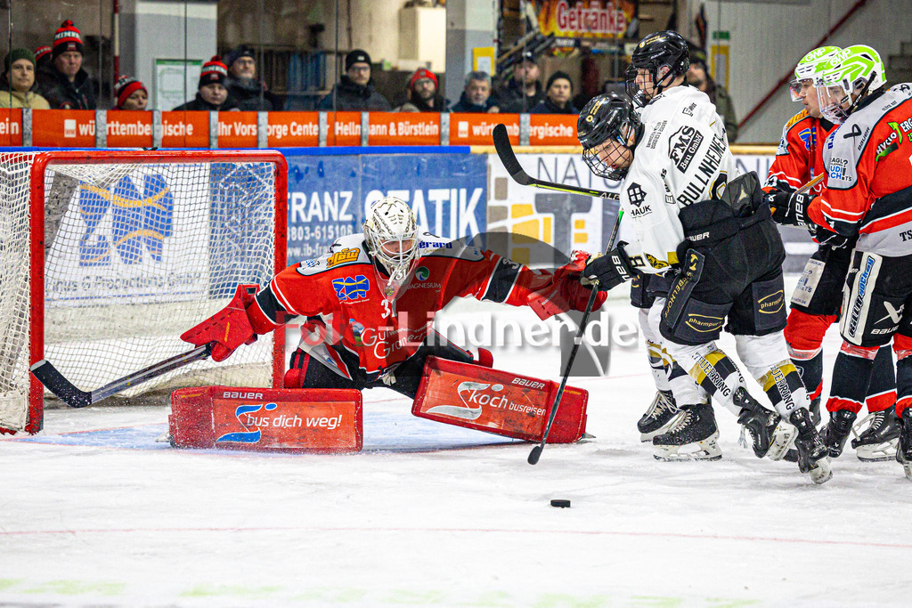 TSV Peißenberg MINERS gegen EHC Königsbrunn PINGUINE | Eishockey Bayernliga Herren Playoffs Viertelfinale 2024/25 - Spiel 2 von 7, TSV Peißenberg MINERS gegen EHC Königsbrunn PINGUINE, 20250209,Torchance Tim BULLNHEIMER (EHC 8), Korbinian SERTL (MINERS Goali 31),2025-02-09 in Peißenberg (Eisstadion Peißenberg)Korbinian SERTL (MINERS Goali 31), Tim BULLNHEIMER (EHC 8)Copyright: WolfgangxLindner foto-lindner.de