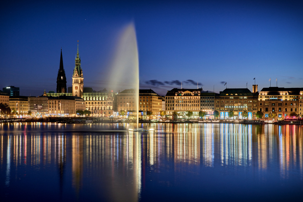 1993418 - Binnenalster und Rathaus bei Nacht | Kaufen Sie Hamburg Bilder und Hamburg Fotos auf Leinwand, Acrylglas, Alu-Dibond, oder als Poster in Hamburgs großer Onlinegalerie. Elbphilharmonie Bilder, Hamburger Hafen, Speicherstadt, Alster und viel mehr.