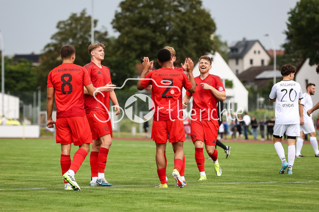 SSV Dillingen - FC Bayern Amateure | Die Bayern jubeln ueber einen Treffer beim Testspielerfolg in Dillingen / Vincent MANUBA (FCB #2)