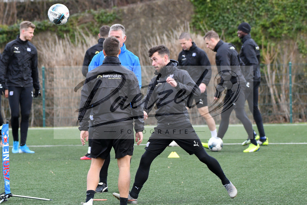 20200131_TRAOSN_0116 | Fußball, Herren: Manuel Farrona Pulido (VfL Osnabrueck) in Aktion, am Ball, Einzelaktion waehrend der Trainingseinheit des VfL Osnabrueck im Sportpark Illoshoehe am 31.01.2020 in Osnabrueck, Deutschland. - Realisiert mit Pictrs.com