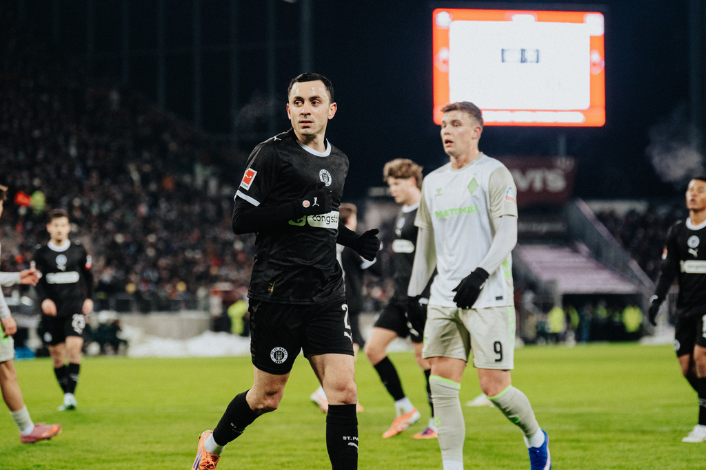 FCS05641 | Der offizielle Shop für FC St. Pauli Fotos. Wähle aus Spielszenen & Fanmomenten dein FCSP Wunschformat. Wir liefern Millerntor-Atmosphäre.