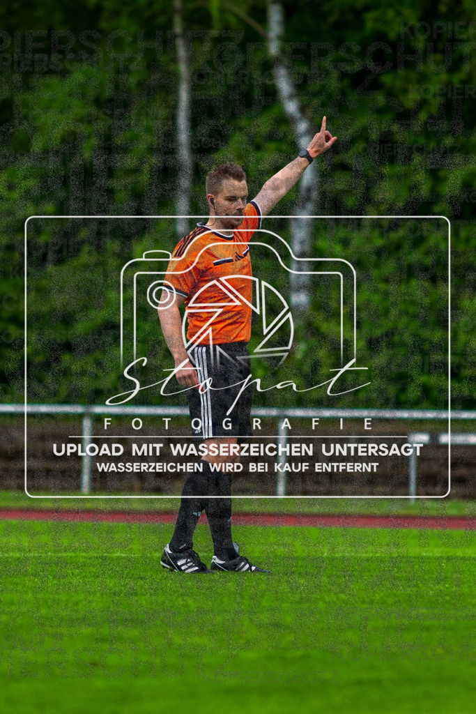 Bezirksliga Herren LG - TV Jahn Schneverdingen II vs. Buchholzer FC | Jonas Heine (Schiedsrichter); Bezirksliga Herren LG - TV Jahn Schneverdingen II vs. Buchholzer FC am 15.05.26 in Osterwald-Stadion, Schneverdingen - Realisiert mit Pictrs.com