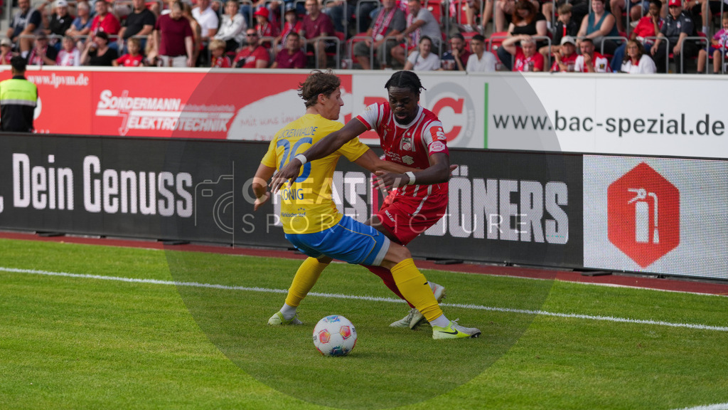 Fußball, Herren, Saison 2025/2026, Regionalliga Nordost, 1. Spieltag, FC Rot-Weiß Erfurt vs. FSV 63 Luckenwalde, Freitag 25.07.2025, Steigerwaldstadion Erfurt, | Fußball, Herren, Saison 2025/2026, Regionalliga Nordost, 1. Spieltag, FC Rot-Weiß Erfurt vs. FSV 63 Luckenwalde, Freitag 25.07.2025, Steigerwaldstadion Erfurt, Im Bild: Phillip König (l. Luckenwalde) und Maxime Awoudja (r. Erfurt) - Realisiert mit Pictrs.com