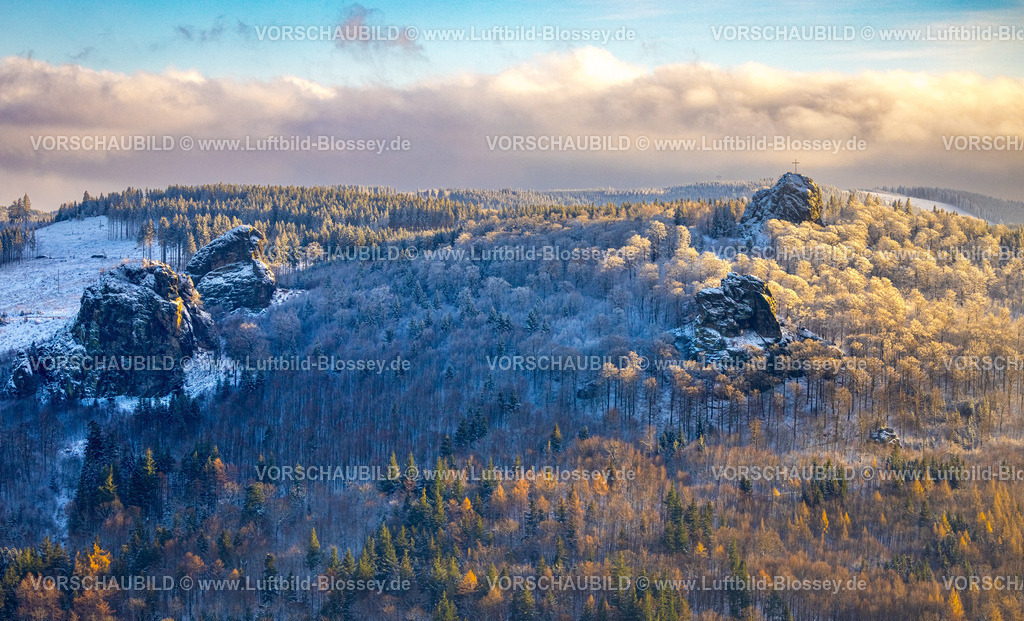 Olsberg231200770BruchhauserSteine-2 | Luftbild, Bruchhauser Steine mit Gipfelkreuz, vier Felsen mit Namen Ravenstein, Goldstein, Bornstein und Feldstein mit Gipfelkreuz, Sehenswürdigkeit in Winterlandschaft, Wolken und blauer Himmel, Bruchhausen, Olsberg, Sauerland, Nordrhein-Westfalen, Deutschland