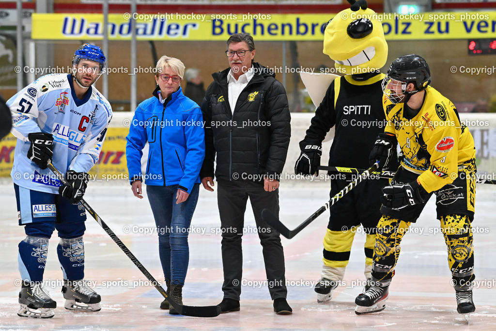 EC Spittal Hornets vs. ESC Steindorf 7.12.2022 | #57 Wilfan Franz, Sabine Ortner Cafe Sawe, Puckspende, Obmann EC Hornets Spittal Ludwig Zauchner, #9 Essmann Kevin, Spitti Maskottchen EC Hornets Spittal