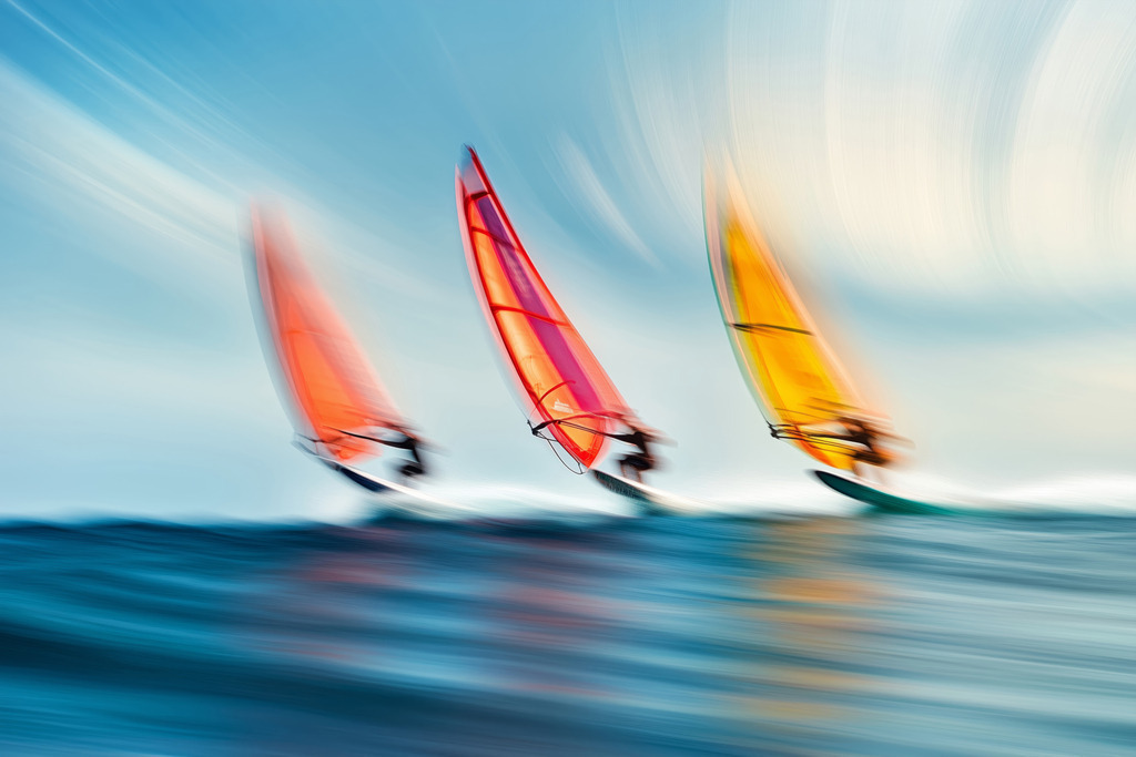 2507005 - Dynamische Surfer | Drei Surfer in Bewegung im Stil einer kreativen Fotografie.