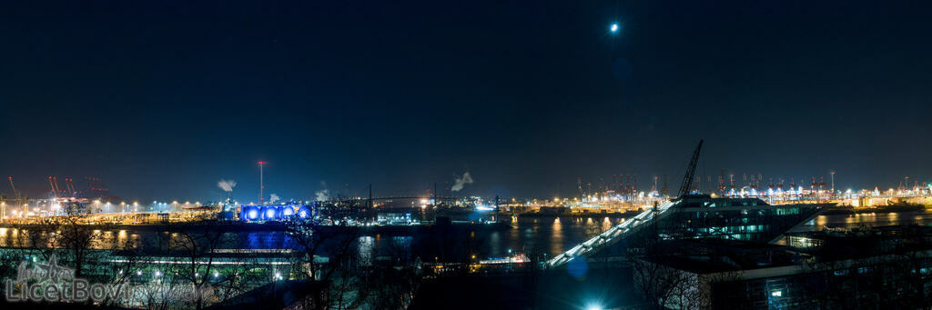 Nächtlicher Blick vom Altonaer Balkon | Hamburger Hafen im Dezember: Blick vom "Altonaer Balkon" auf den Neuen Köhlbrand. Die Brücke steht als Hamburger Wahrzeichen unter Denkmalschutz, was entsprechend der hiesigen städtebaulichen Tradition bedeutet, dass ihr Abriss schon geplant ist.
Links (also im Osten) auf der südlichen Elbseite das Klärwerk Köhlbrandhöft, auf der nördlichen Seite das Kreuzfahrtterminal Altona. - Realisiert mit Pictrs.com