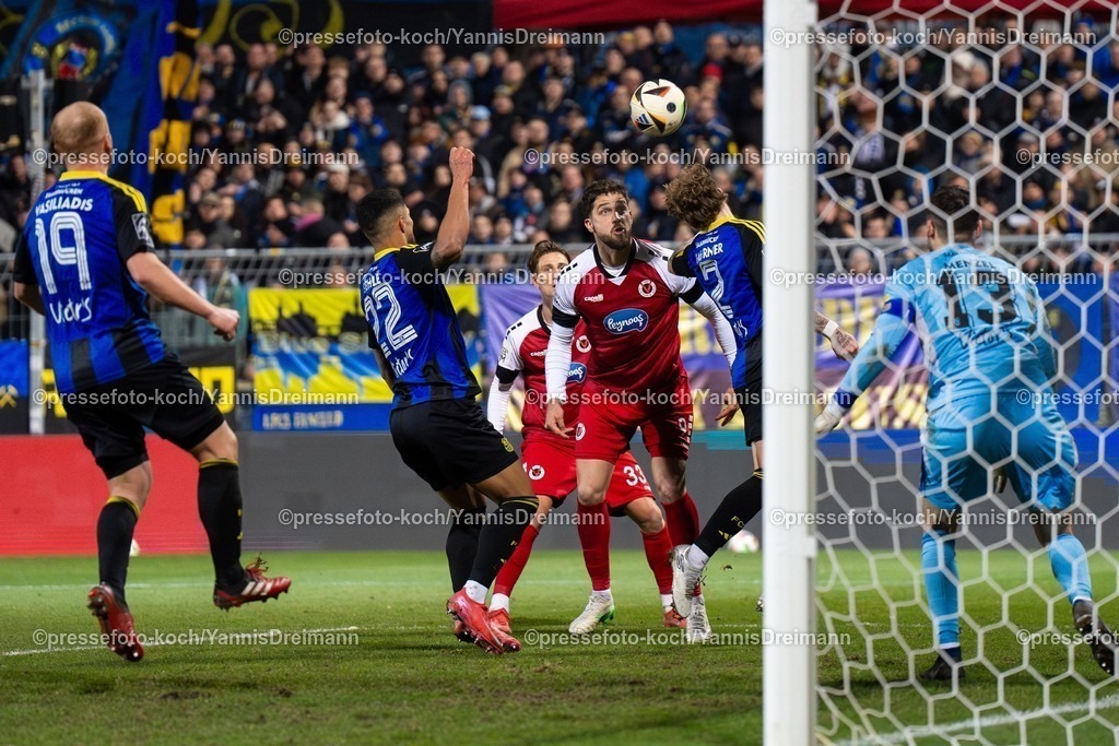 xYDR28022502082 | 28.02.2025, xydrx, Fußball, Viktoria Köln - 1.FC Saarbrücken, 3.Liga, Sportpark Höhenberg, Saison 2024 2025: Sebastian Vasiliadis (1.FC Saarbrücken #19) Simon Stehle (1.FC Saarbrücken #22) und Philip Fahrner (1.FC Saarbrücken #2) im Duell mit Jonah Sticker (Viktoria Köln #33) und Lex-Tyger Lobinger (Viktoria Köln #9). DFB regulations prohibit any use of photographs as image sequences and or quasi-video.