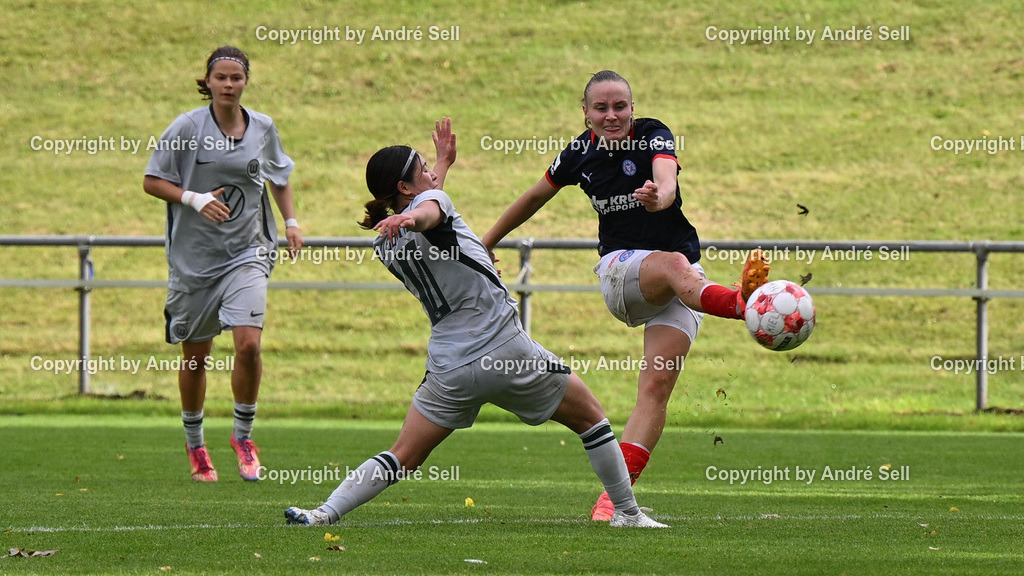 Holstein Kiel vs VfL Wolfsburg II | Alia Redant (Holstein #25) vs Yuko Inose (Wolfsburg #10) / Fußball-Regionalliga Nord Frauen 2026/2027 / Holstein Kiel vs VfL Wolfsburg II / Waldwiese / Kiel / 13.09.26 - Realisiert mit Pictrs.com