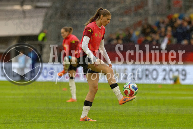Deutschland vs Frankreich - Halbfinale - UEFA Women's Nations League | Düsseldorf, Deutschland, 24.10.25:   Jule Brand ( Deutschland ) in Aktion am Ball, Einzelaktion waehrend des Halbfinals der UEFA Women's Nations League zwischen Deutschland vs Frankreich in der Merkur-Spiel-Arena(Foto von Brauer-Fotoagentur / Adrian Schlueter)