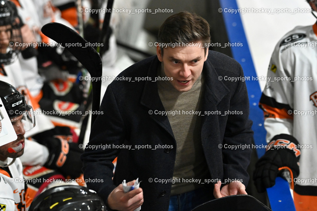ESC SOCCERZONE STEINDORF vs. USC Piraten Velden  | Headcoach USC Velden Siutz Philip, ESC SOCCERZONE STEINDORF vs. USC Piraten Velden , ESC SOCCERZONE STEINDORF vs. USC Piraten Velden  am 15.02.2025 in Steindorf (Ossiachersee Halle), Austria, (Photo by Bernd Stefan)